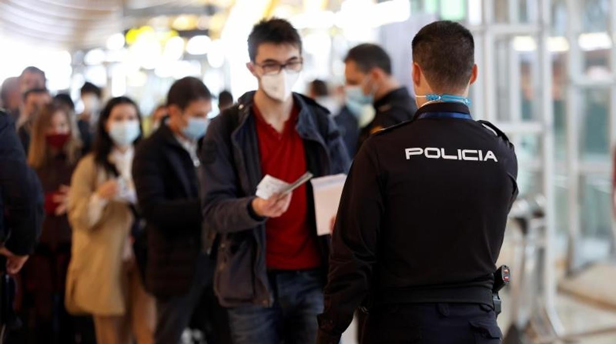 Control policial en el aeropuerto Adolfo Suárez Madrid-Barajas