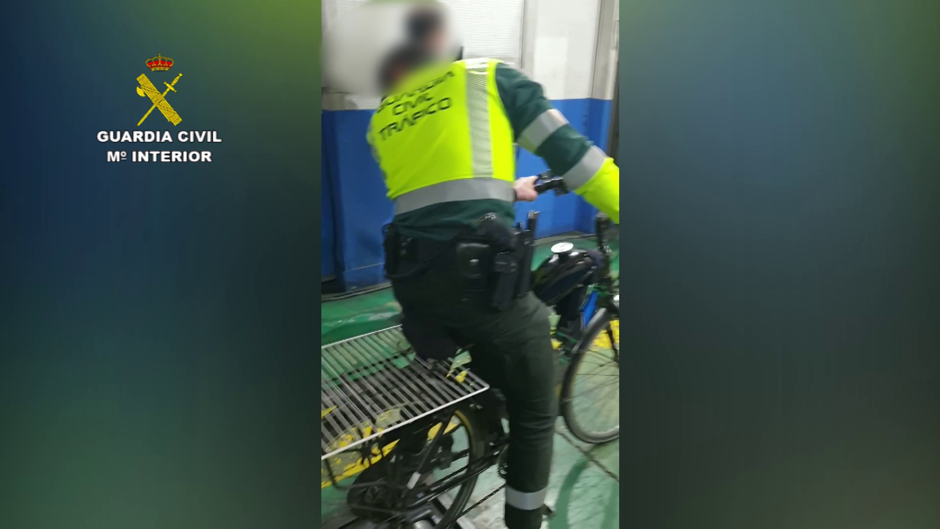 Le sorprende la Guardia Civil con una bici trucada con motor y se pone a pedalear en Torrevieja