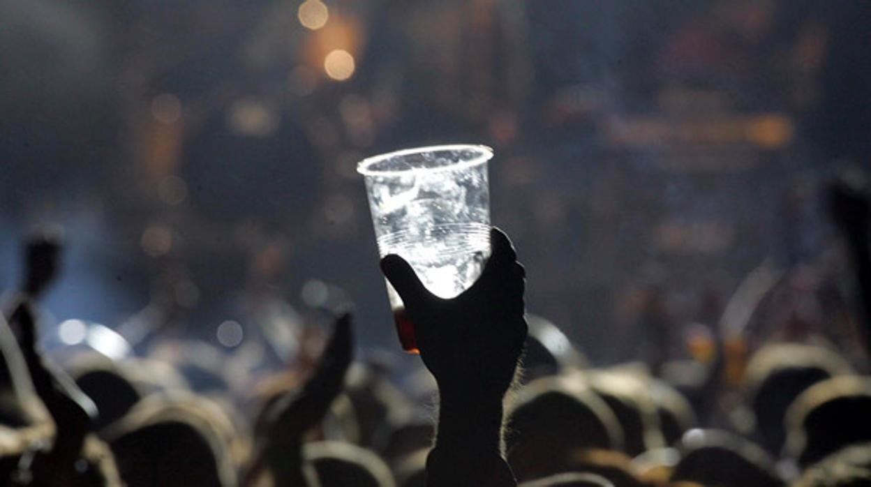 La Policía Local de León interviene en un botellón con un centenar de personas en la zona universitaria