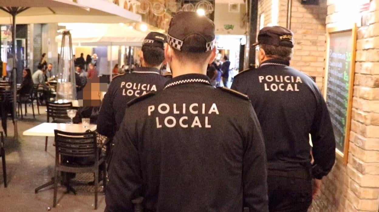 Patrulla policial en una zona de hostelería de Alicante