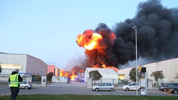 Espectacular incendio en una empresa de pinturas de Palencia