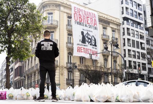 Ocupan un edificio de la Generalitat en el centro de Valencia y cuelgan una pancarta contra Mónica Oltra