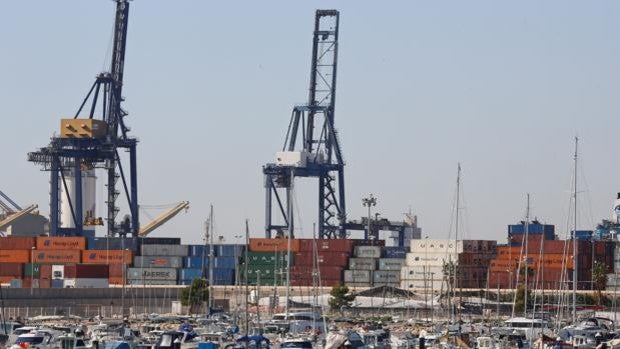 La crisis del Canal de Suez amenaza con colapsar el puerto de Valencia al reanudar la actividad