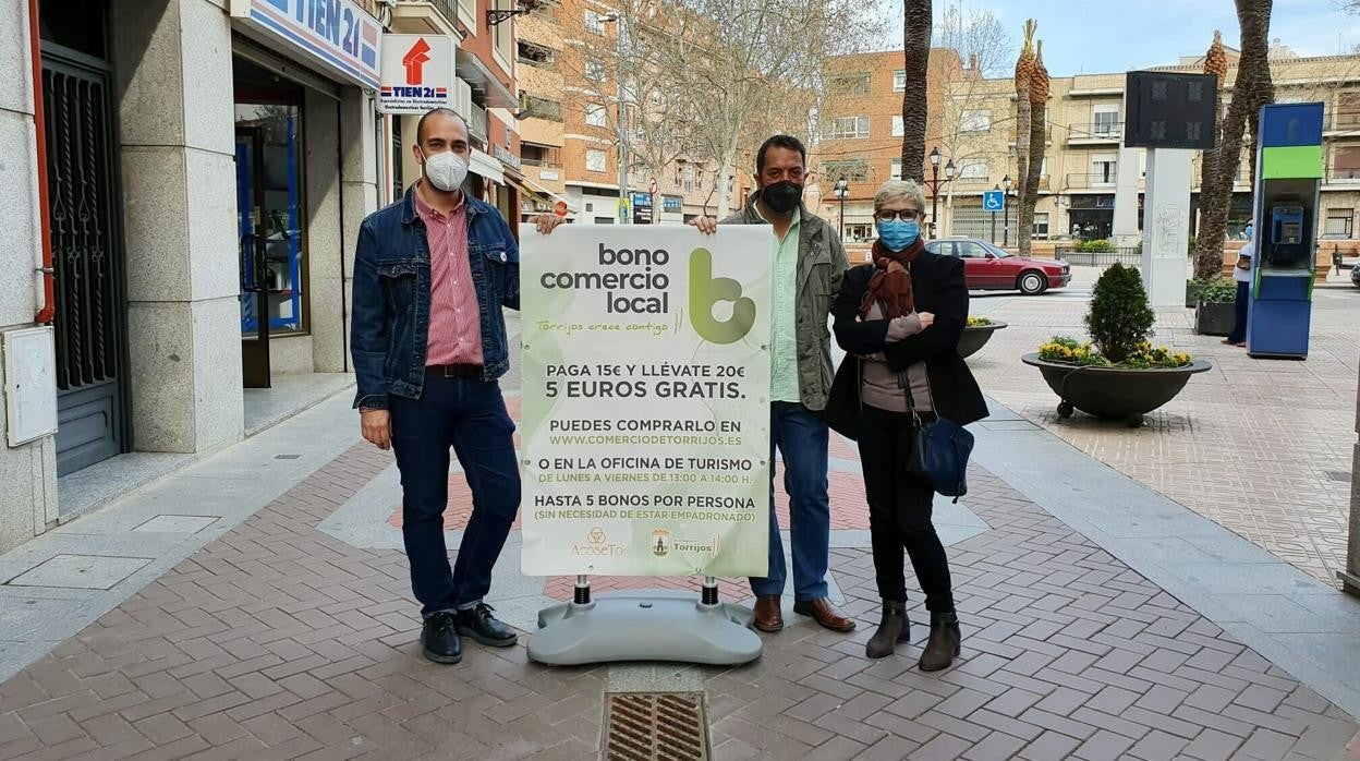 El alcalde, Anastasio Arevalillo, y el concejal Fernando de Miguel, en la calle de Manuel Benayas