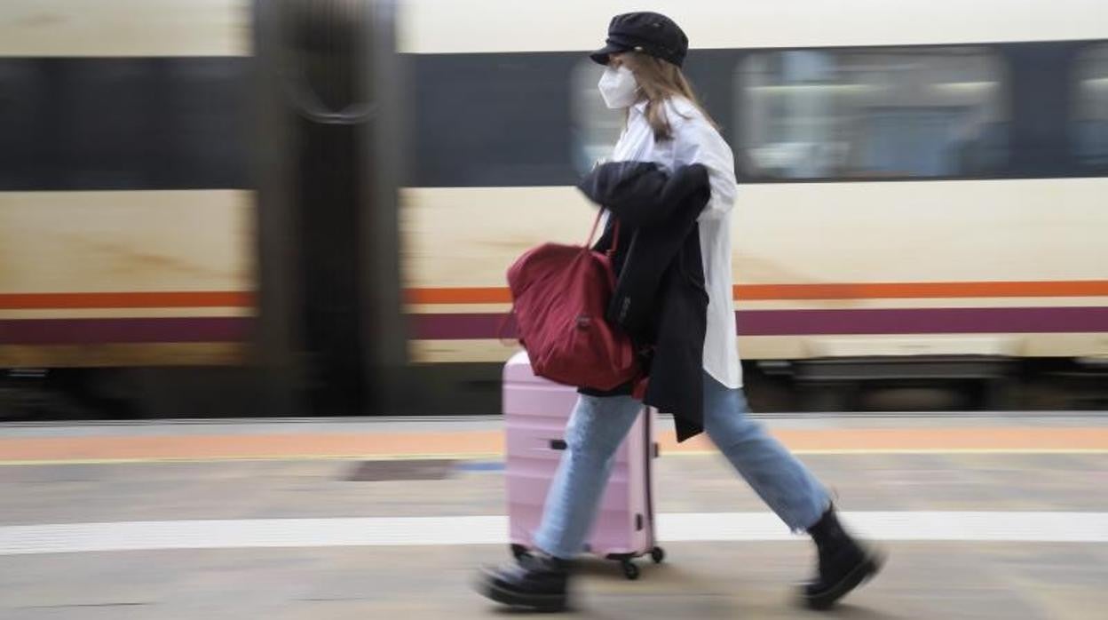 Una usuaria, este viernes en la estación de tren de Santiago