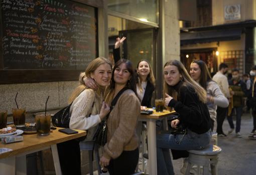 Un grupo de jóvenes francesas disfrutan de unos mojitos
