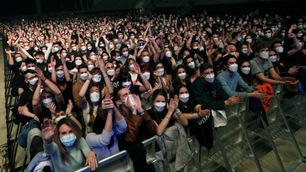 Love Of Lesbian en el Sant Jordi: el experimento de cantar como nunca para disfrutar como siempre