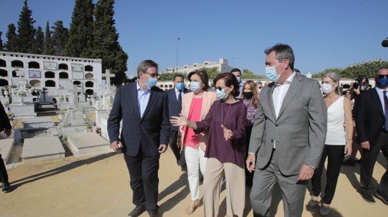 Carmen Calvo, el día que visitó los trabajos en la fosa de Pico Reja (Sevilla)