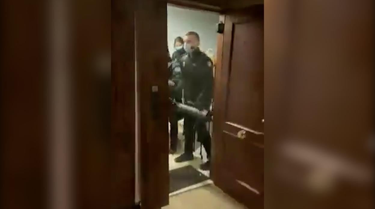 La agresiva actitud de una joven en una fiesta ilegal con la Policía y sus amigas: «¡Zorras, guarras, traidoras!»