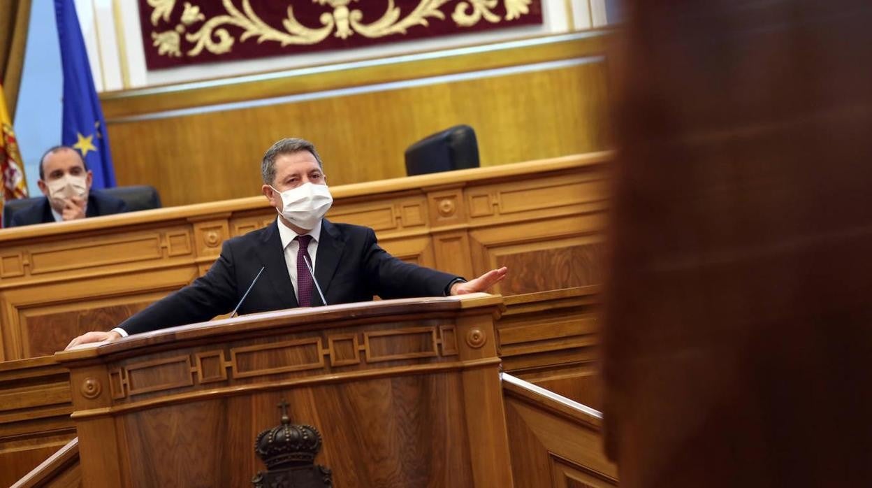 Emiliano García-Page, habla desde la tribuna de las Cortes de Castilla-La Mancha