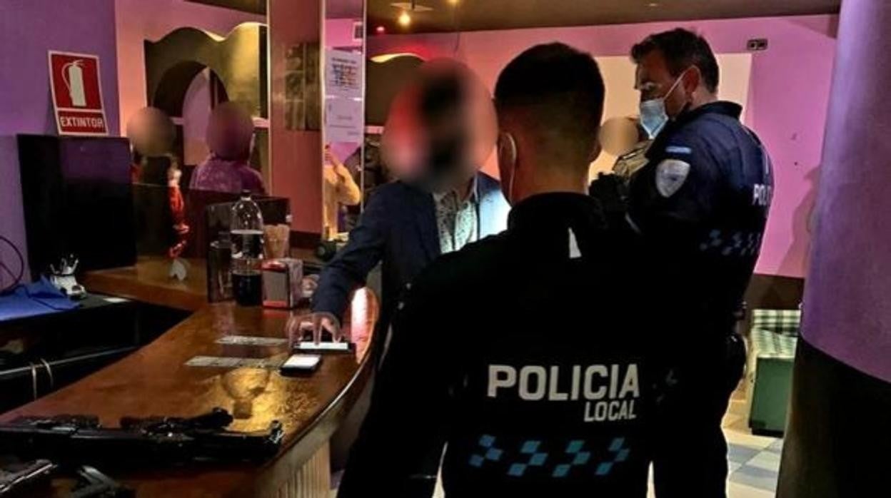 Imagen difundida por la Policía Local en el pub de Santa Bárbara