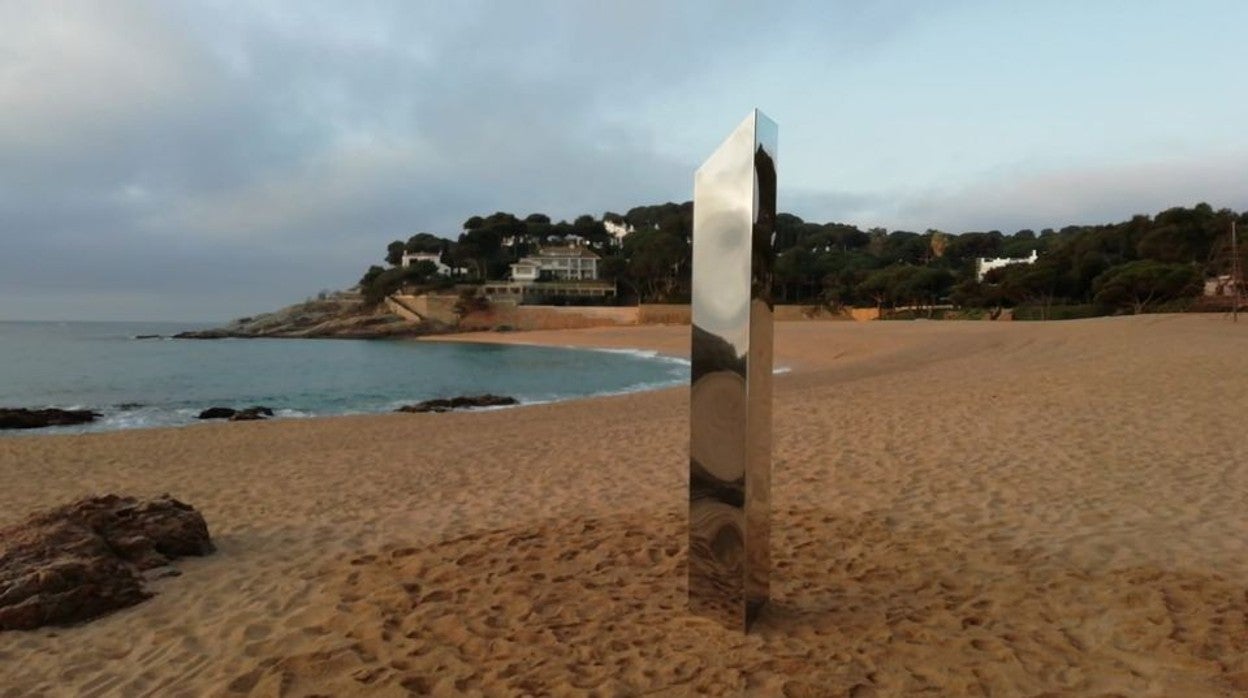 El monolito ha aparecido en la playa Sa Conca de Castell-Platja d'Aro