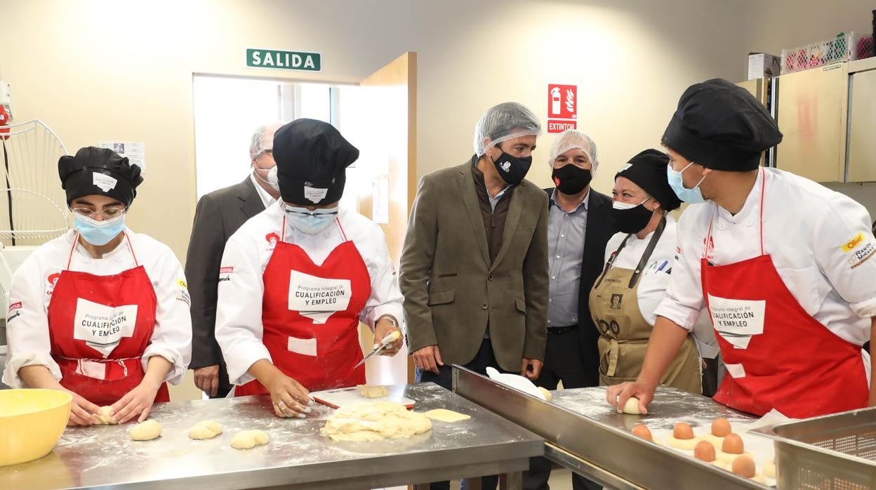 El presidente de la Diputación de Alicante, Carlos Mazón, durante su visita a Alicante Gastronómica Solidaria