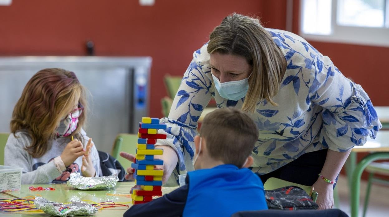 La consejera de Familia, Isabel Blanco, visita un aula del programa «Conciliamos» en Arévalo