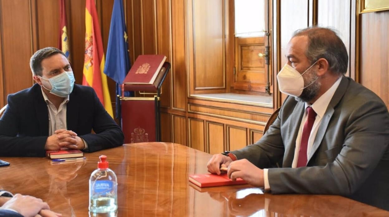 El presidente de la Diputación de Cuenca, Álvaro Martínez Chana, con el rector de la Universidad de Castilla-La Mancha (UCLM), Julián Garde