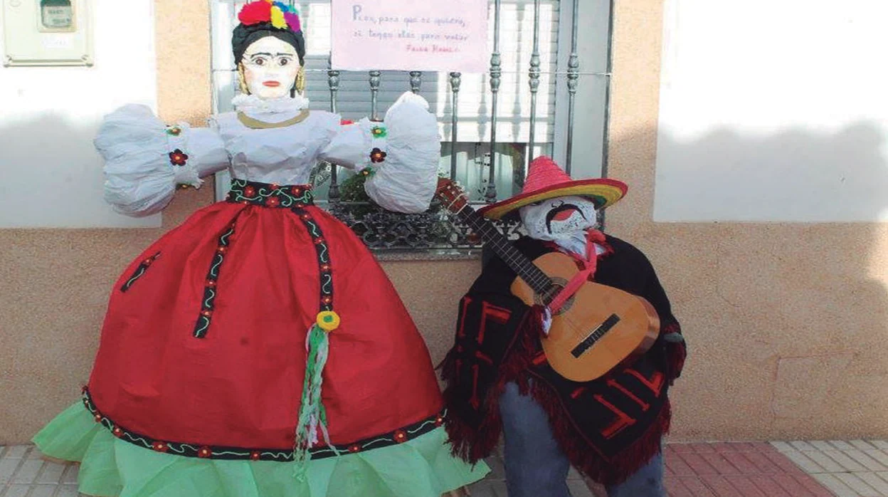 En la elaboración de las muñecas y los judas, que representan a personas populares, participan los vecinos del pueblo de Alamillo