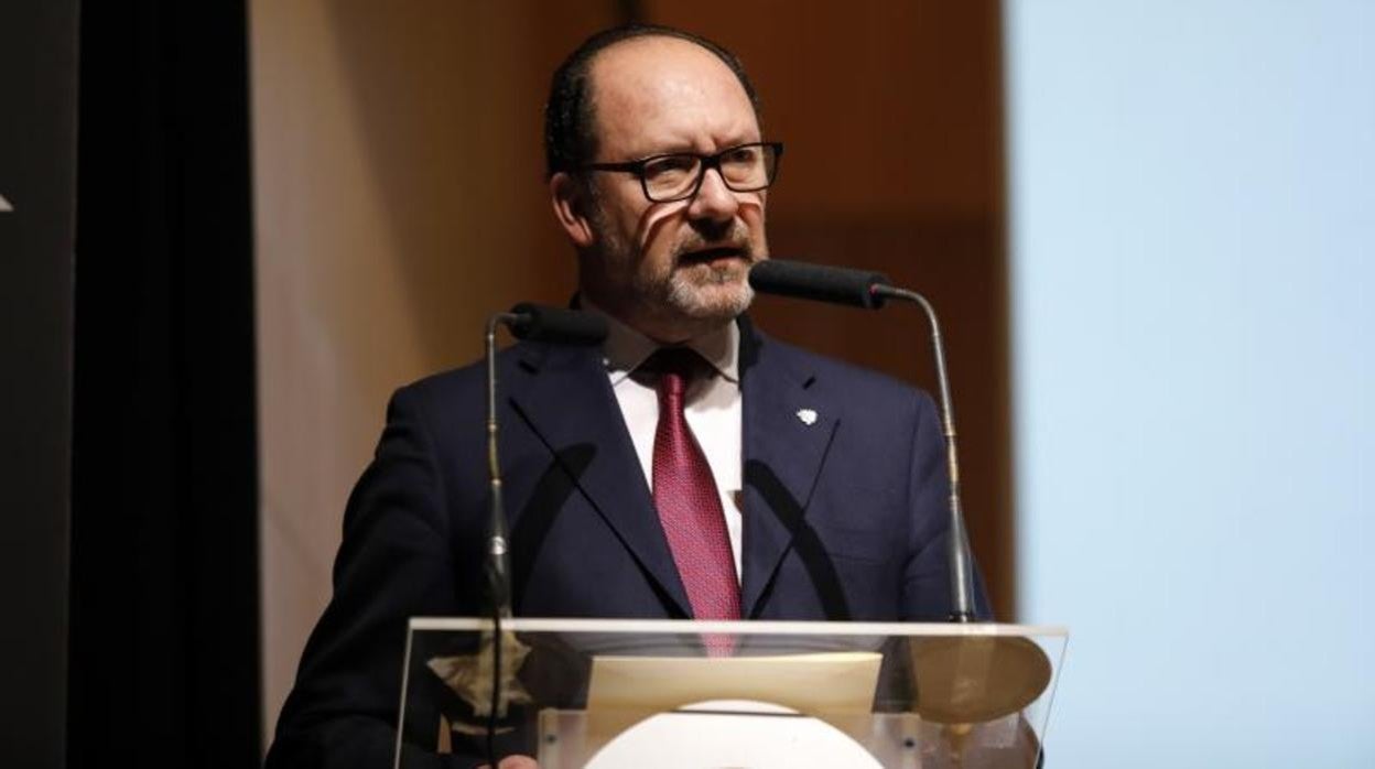 Emilio Bascuñana, alcalde de Orihuela, durante un acto público