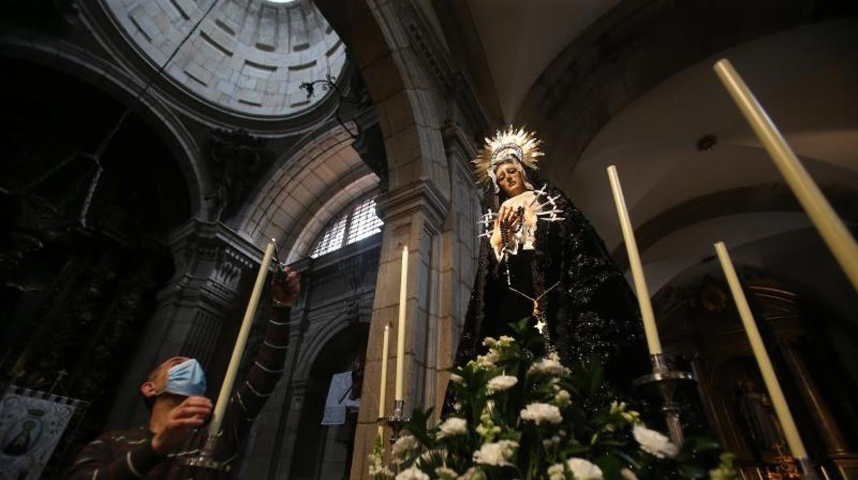 La virgen de la Soledad adornada y preparada para ser visitada en Santiago de Compostela