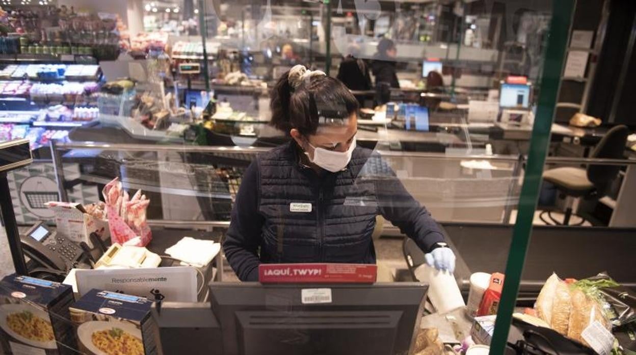 Una cajera de supermercado, en Madrid