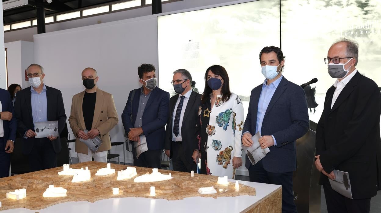 El alcalde Torrevieja y vicepresidente de la Diputación de Alicante, Eduardo Dolón, junto a la diputada de Cultura, Julia Parra, en la inauguración de la exposición