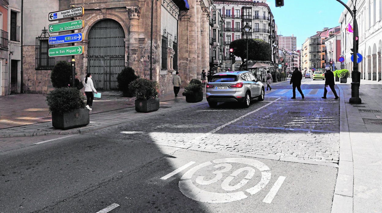 Una calle con ujn carril limitado a 30 en el centro de Valladolid