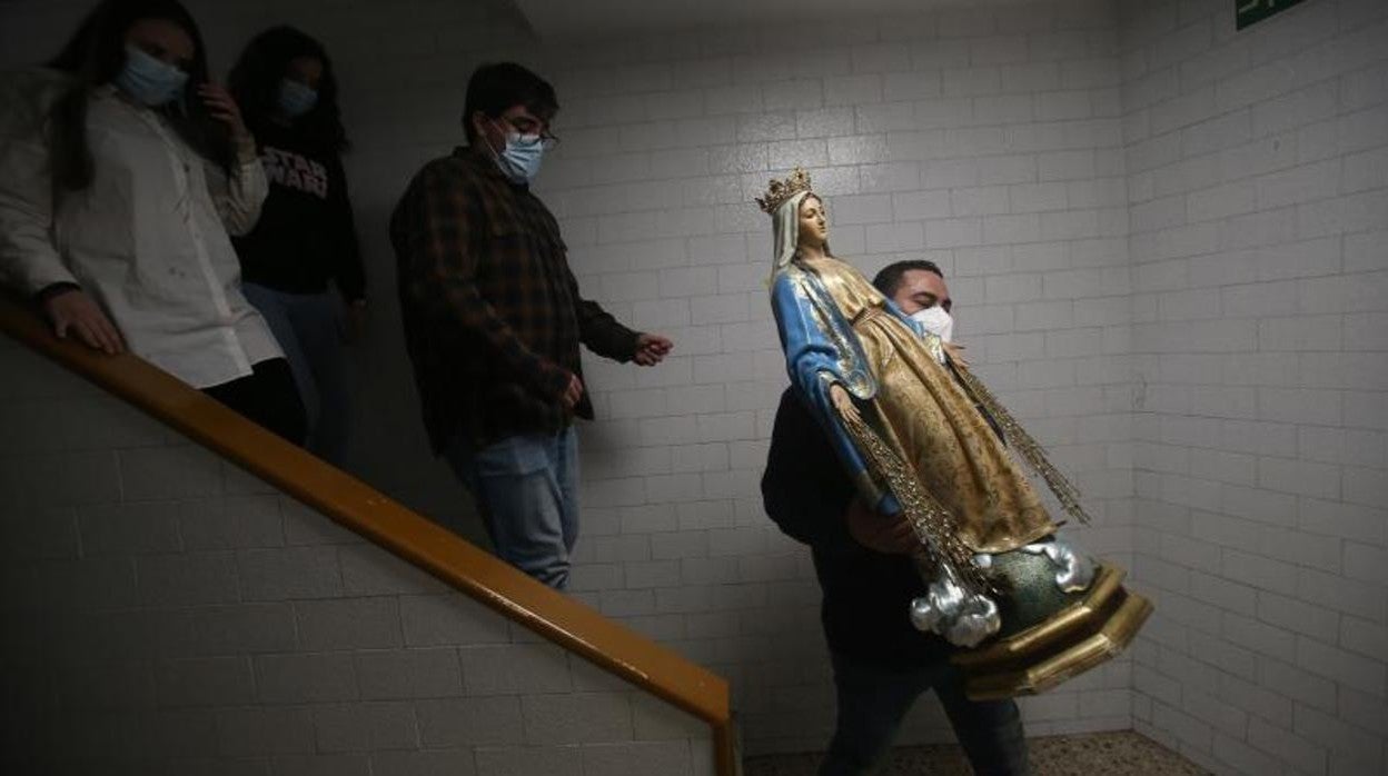 Traslado de una virgen para ser expuesta en Santiago dado que las procesiones no pudieron salir esta Semana Santa por culpa del coronavirus
