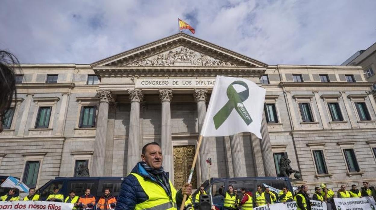 Trabajadores de Ence se manifiestan en Madrid en contra de la Ley de Cambio Climatico