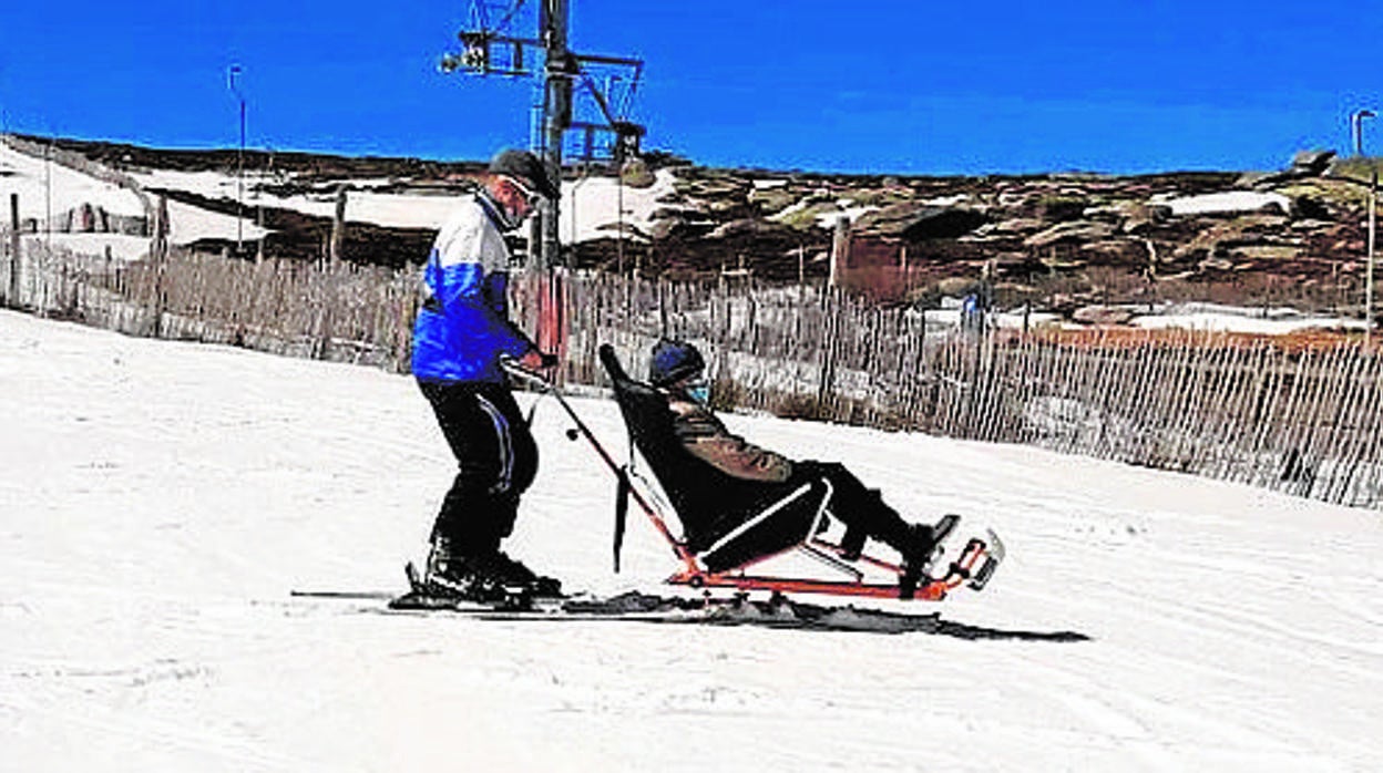 Descenso con silla para personas con discapacidad en La Covatilla