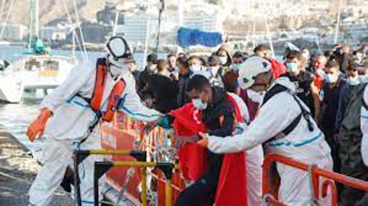 Llegada de inmigrantes a Canarias tras ser rescatados en el mar