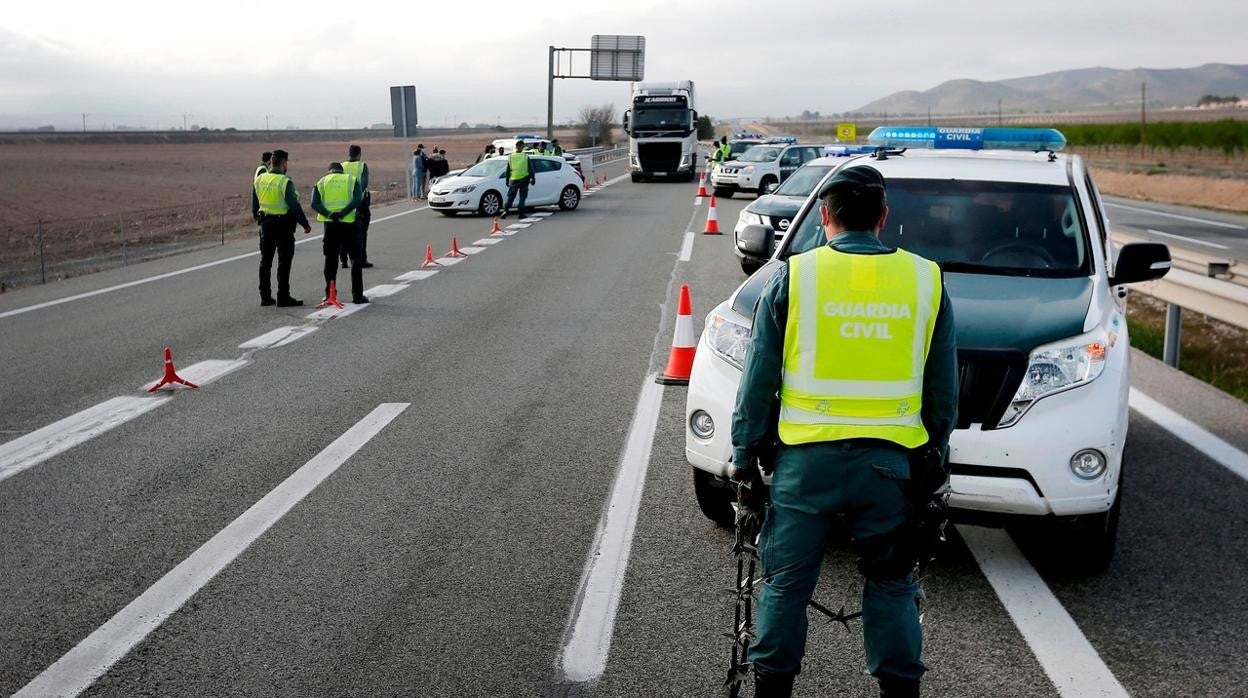 Control de la Guardia Civil en una carretera durante la Semana Santa