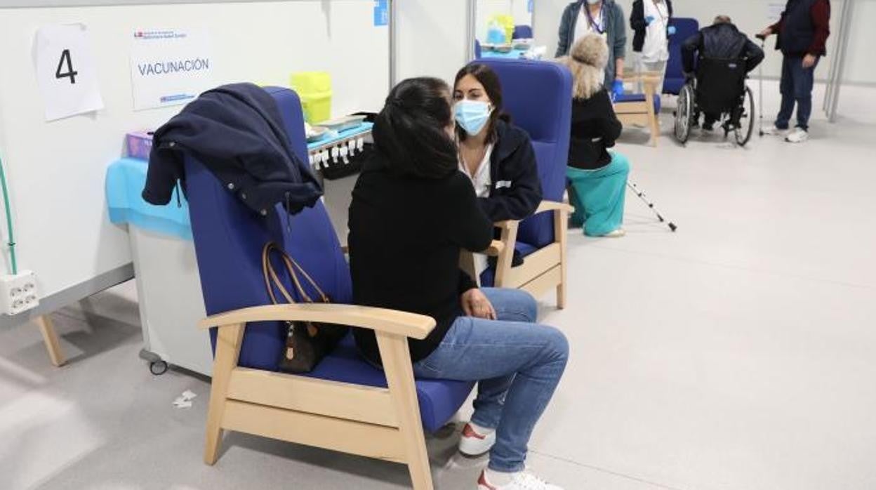 Una mujer recibe la vacuna contra el Covid-19 en el Hospital Isabel Zendal