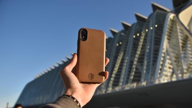 Tres jóvenes valencianos lanzan la primera funda de móvil anti-Covid