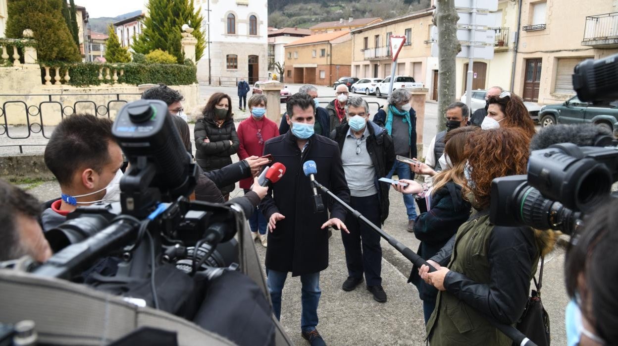 El secretario general del PSOE de Castilla y León interviene ante los medios en Pradoluengo (Burgos)