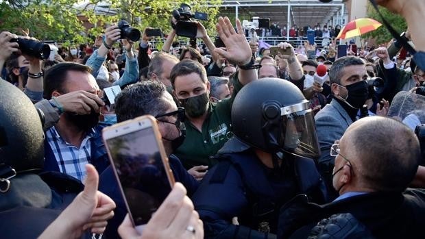 Radicales de izquierda lanzan piedras a Abascal y Monasterio en su mitin de Vallecas