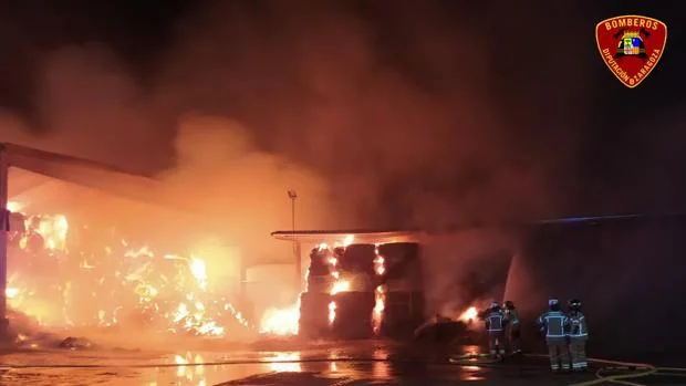 Aparatoso incendio en una cooperativa de Zuera: han ardido 600 toneladas de alfalfa