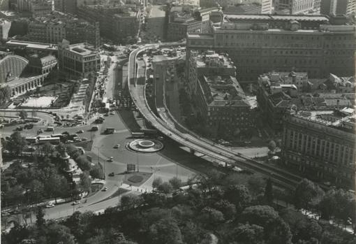 Imagen aérea del 'scalextric' que atravesaba la glorieta de Atocha en 1968