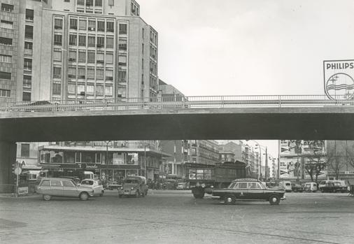Imagen del paso elevado de Cuatro Caminos en 1969