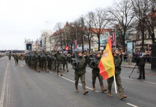 Militares españoles en un Pizarro desfilando por las calles de Riga