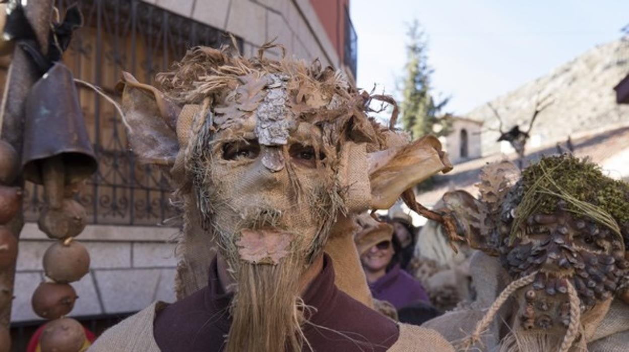 Imagen de una mascarada en la localidad abulense de Navalacruz