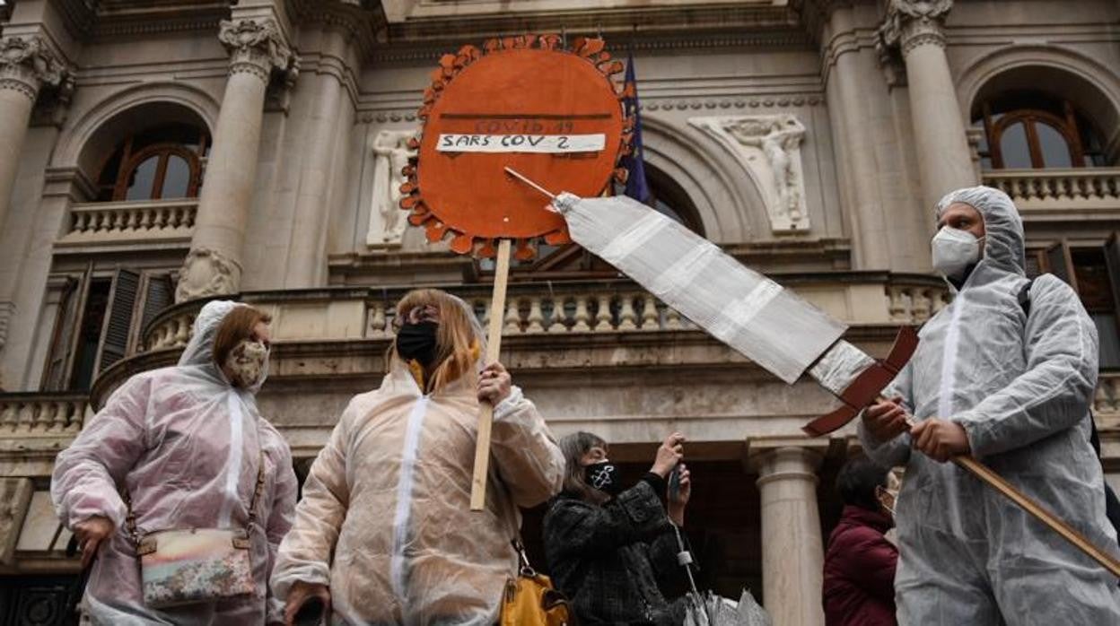 Varios manifestantes durante la performance para reclamar la liberación de las patentes de lasvacunas contra el coronavirus