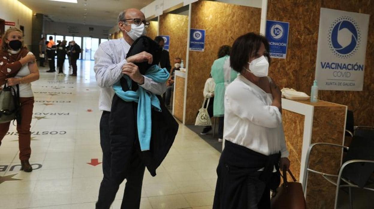 Fila de pacientes que esperan tras recibir la primera dosis de la vacuna AstraZeneca en el recinto de Expourense