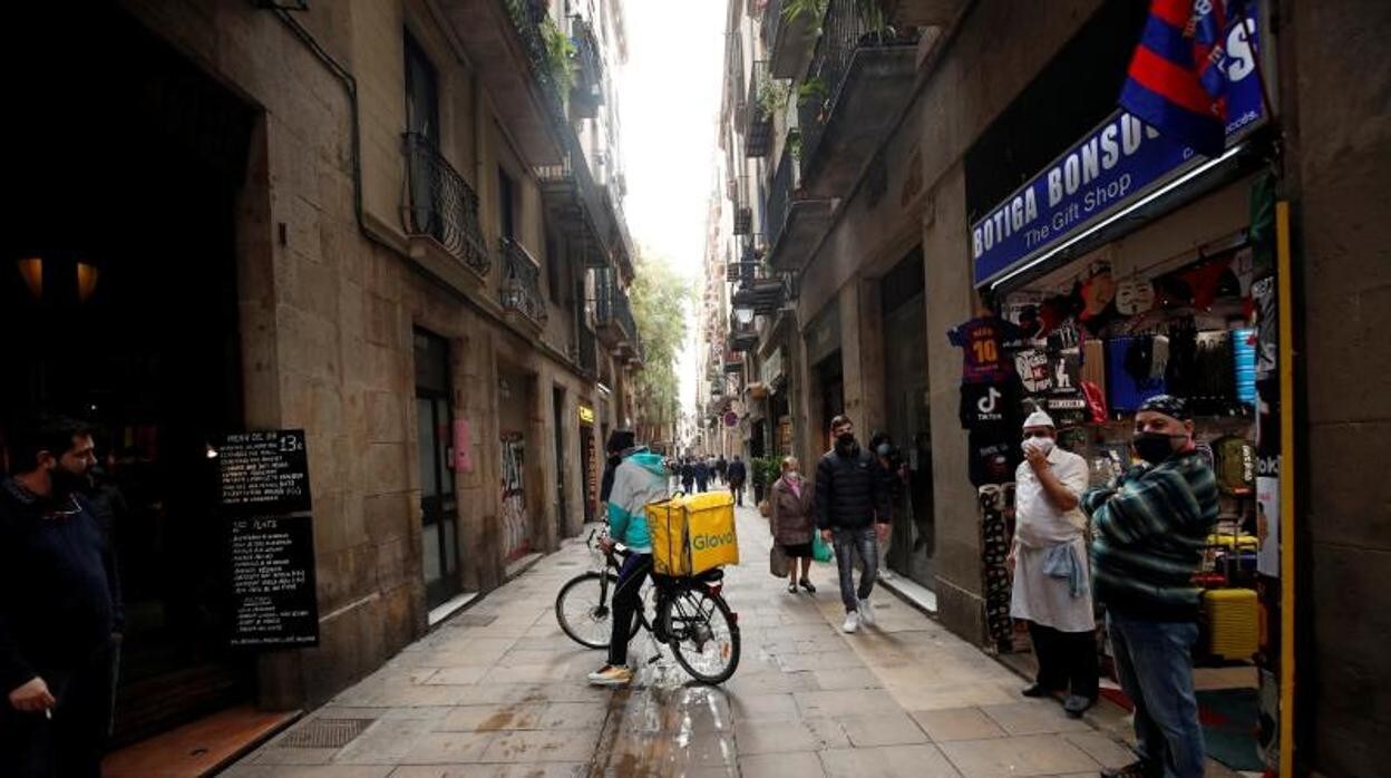 Un repartidor, en el centro de Barcelona