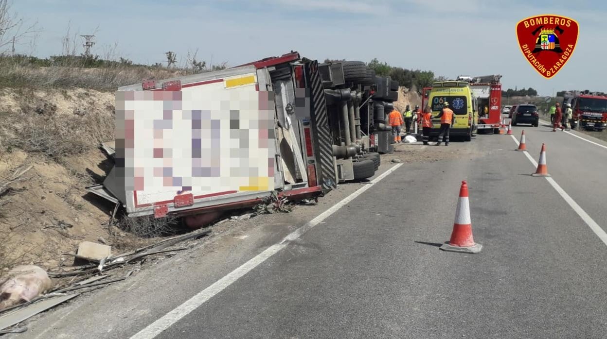 El camión quedó volcado junto a la carretera