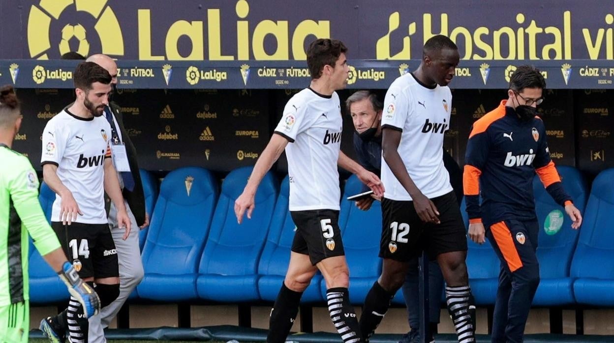 El jugador del Valencia CF Mouctar Diakhaby abandona el campo junto a sus compañeros tras recibir supuestos comentarios racistas durante el partido de Liga ante el Cádiz