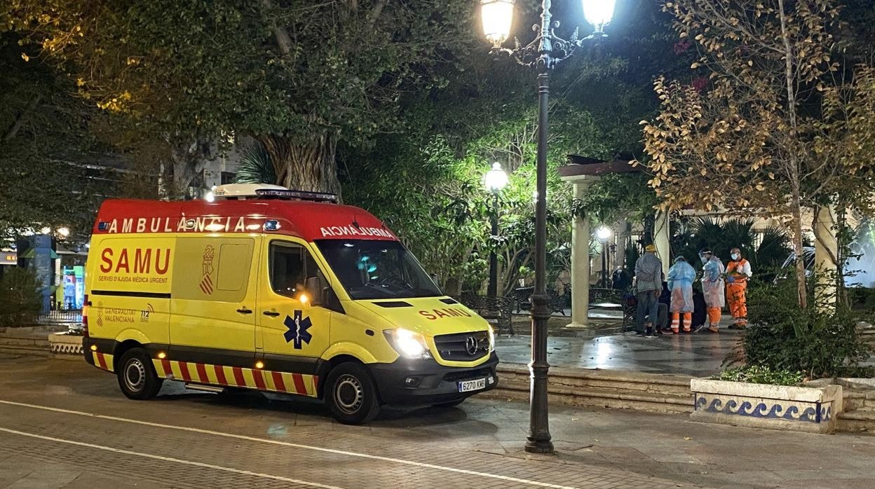 Imagen de archivo de una ambulancia del SAMU en Alicante