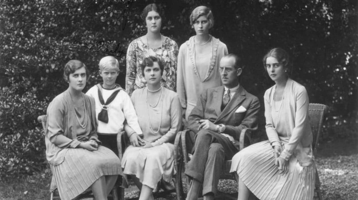 El Príncipe Andrés y su esposa, la Princesa Alicia, en sus bodas de plata celebradas en 1928, con sus cuatro hijas Margarita, Teodora, Cecile y Sofía y el Príncipe Felipe,