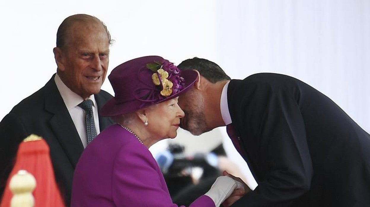 Don Felipe besa a la Reina de Inglaterra en presencia del Príncipe de Edimburgo en julio de 2017