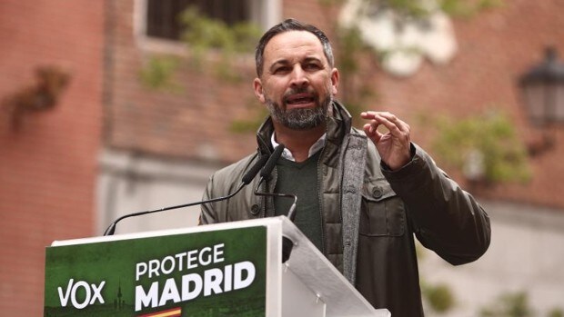 Abascal denuncia la traición de Cs, «el puñal naranja», por abrir la puerta de Madrid a Iglesias