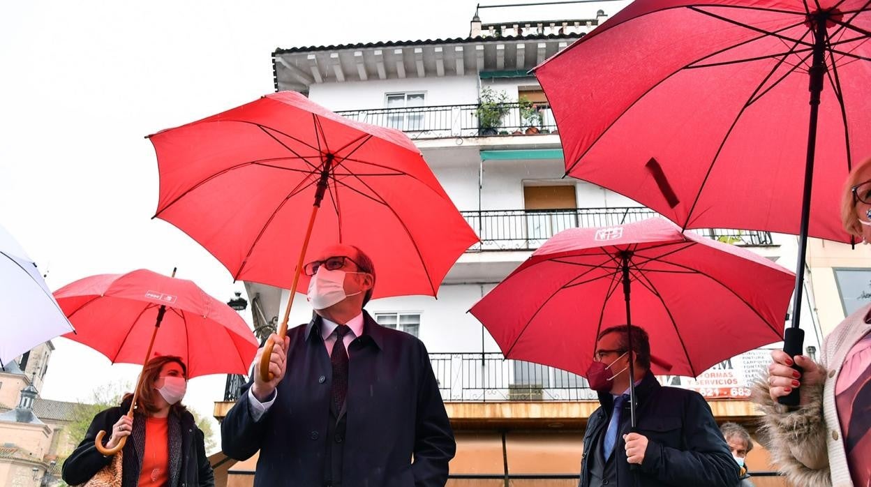 Ángel Gabilondo, con otros componentes de su equipo, durante su visita a Arganda del Rey