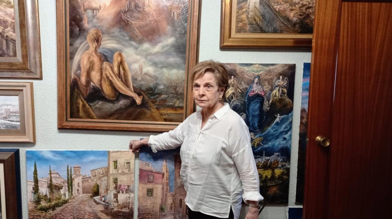 Isabel Morera enseña uno de los cuadros de Toledo, en el estudio que tiene en su casa